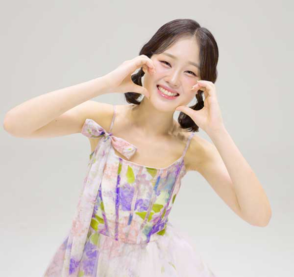 가수 김다현의 언니 김도현이 진소리로 개명하고 트롯가수에 도전한다. [사진=현컴퍼니]