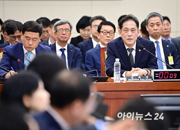 김태규 방송통신위원장 직무대행이 15일 오전 국회에서 열린 과학기술정보방송통신위원회의 국정감사에서 위원 질의에 답하고 있다. [사진=곽영래 기자]