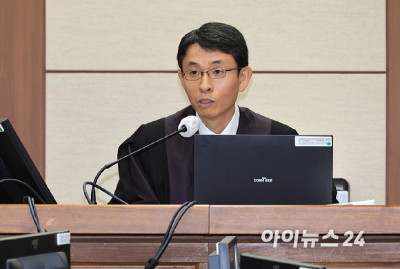 권성동 국민의힘 의원이 3일 서울 서초동 서울중앙지법에서 통일교로부터 불법 정치자금을 수수한 혐의 사건 1차 공판에 출석하고 있다. [사진=사진공동취재단]