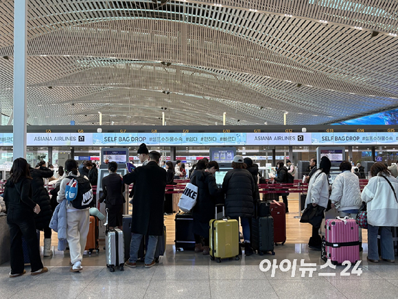 지난 14일 인천공항 제2여객터미널로 이전한 아시아나항공의 안내 화면. [사진=권서아 기자]