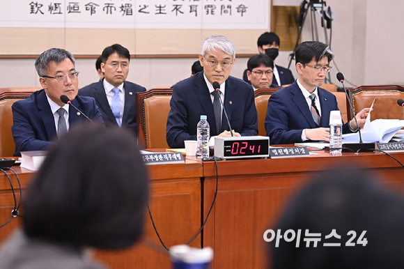 천대엽 법원행정처 처장이 12일 오후 서울 여의도 국회에서 열린 제423회 국회(임시) 법제사법위원회 제1차 전체회의에서 의원 질의에 답변하고 있다. [사진=곽영래 기자]
