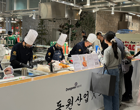 동원산업이 더현대 서울에서 인기 일식 셰프이자 초밥 명인인 나카무라 코우지와 손 잡고 팝업스토어를 진행한다. [사진=동원산업]