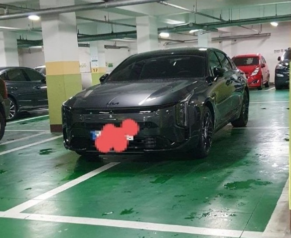 하남의 한 공영주차장에 3칸을 차지하고 가로 주차를 한 벤츠 [사진=보배드림 캡처]