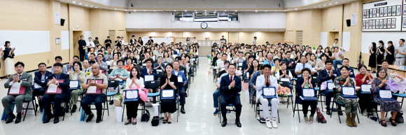 유정복 인천광역시장이 4일 시청 대회의실에서 열린 '2025년 2분기 모범선행시민 및 우수 이·통장 표창 수여식'에서 수상자들과 기념촬영을 하고 있다. [사진=인천시]