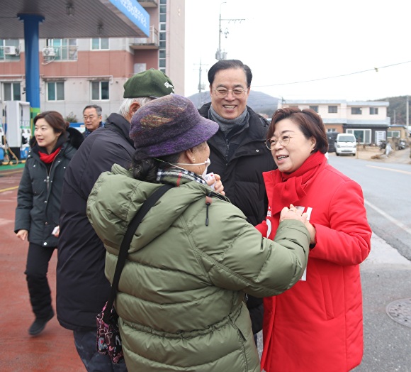 지난 6일 기계시장을 찾은 김정재 의원이 주민과 인사를 나누고 있다. [사진=김정재 국회의원 사무실]