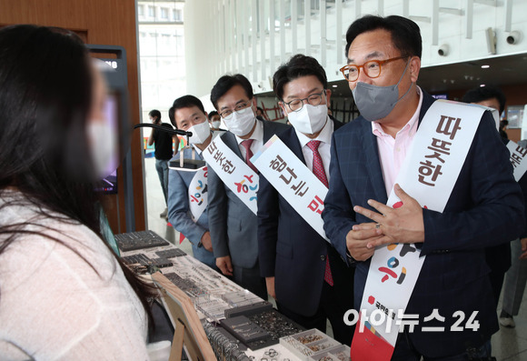 국민의힘 새 비대위원장에 임명된 정진석(오른쪽) 국회부의장과 권성동 원내대표가 8일 중구 서울역에서 귀성객들에게 인사를 위해 이동하던 중 상인과 이야기를 나누고 있다. [사진=국회사진취재단]