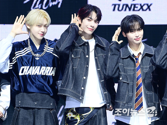 3일 오후 서울 광진구 광장동 예스24라이브홀에서 신인 보이그룹&nbsp;튜넥스(TUNEXX)&nbsp;첫 번째 미니 앨범 '셋 바이 어스 온리'(SET BY US ONLY) 발매 기념 쇼케이스가 열렸다.&nbsp;튜넥스가 포토타임을 갖고 있다. [사진=정소희 기자]