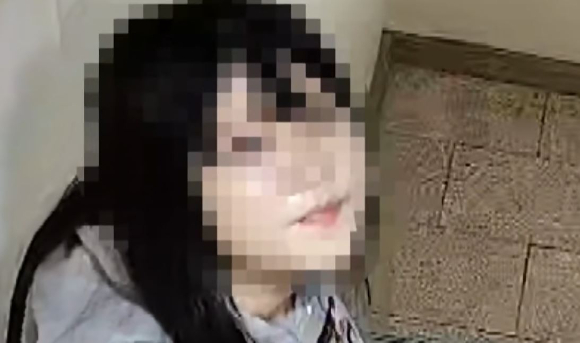 서울 한 미용실에서 60만원 상당의 붙임머리 시술을 받은 손님이 비용을 지불하지 않은 채 홀연히 사라지는 일이 발생했다. 사진은 시술을 받고 있는 손님 B씨. [사진=JTBC 사건반장 방송화면 캡처]