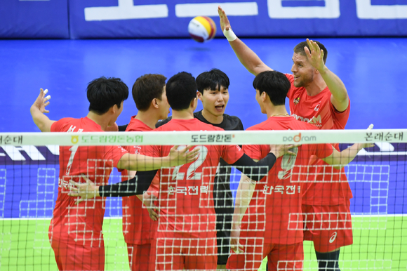 한국전력 타이스(오른쪽)가 26일 열린 삼성화재와 홈 경기 도중  공격 득점을 올린 뒤 팀 동료들과 함께 환호하고 있다. [사진=한국배구연맹(KOVO)]