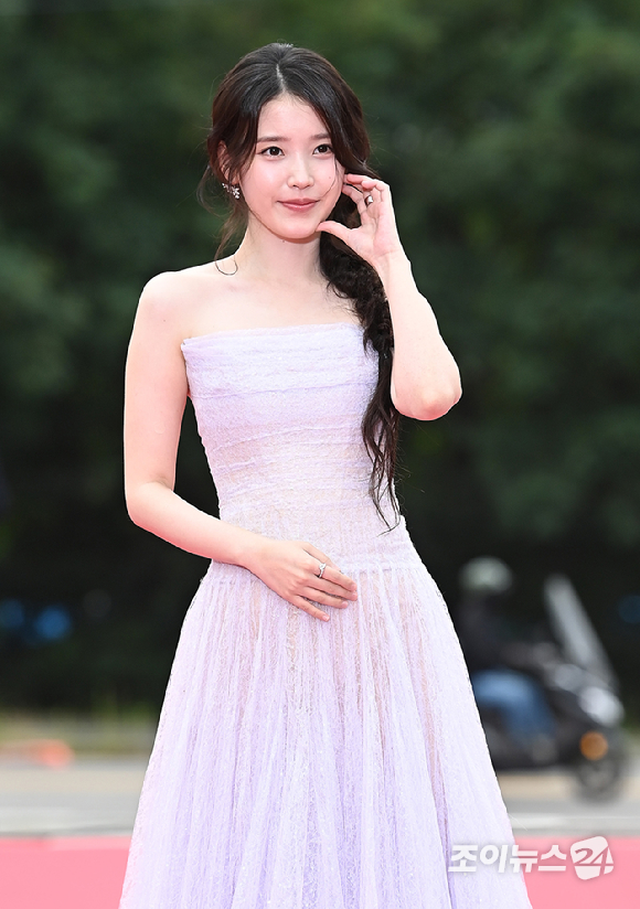 배우 아이유가 2일 오후 서울 여의도 KBS홀에서 열린 '서울드라마어워즈 2025' 레드카펫 행사에 참석하고 있다. [사진=곽영래 기자]