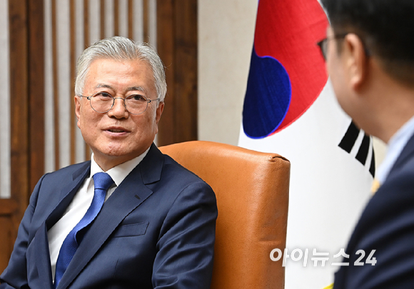 4·27 판문점선언 7주년 기념식 참석차 국회를 방문한 문재인 전 대통령이 25일 오후 서울 여의도 국회에서 우원식 국회의장과 면담을 하고 있다. [사진=곽영래 기자]