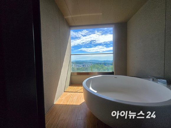 안토 비회원 캐빈 객실에서 바라본 북한산 전경. [사진=박은경 기자]