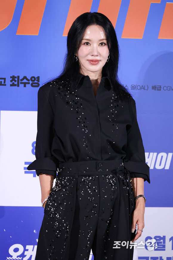 배우 박성웅, 박진주, 려운, 엄정화, 배정남, 최수영, 이상윤이 13일 오전 서울 용산구 CGV 용산아이파크몰점에서 진행된 영화 '오케이 마담2'(감독 이철하) 제작보고회에 참석해 포즈를 취하고 있다. [사진=문수지 기자]