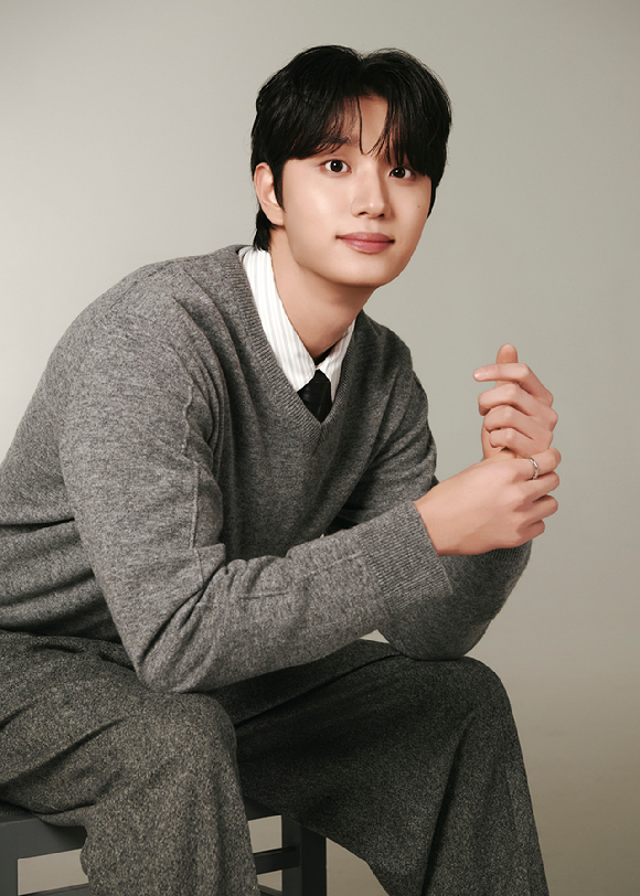 '유미의 세포들 시즌3'에 출연한 배우 김재원이 인터뷰에 앞서 사진 촬영을 하고 있다. [사진=티빙]