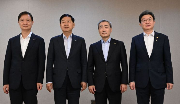 구윤철 경제부총리 겸 재정경제부 장관이 18일 서울 종로구 정부서울청사에서 열린 확대 거시경제금융회의 시작에 앞서 기념사진을 찍고 있다. 왼쪽부터 이찬진 금융감독원장, 구윤철 부총리, 신현송 한국은행 총재, 이억원 금융위원장. [사진=재정경제부]