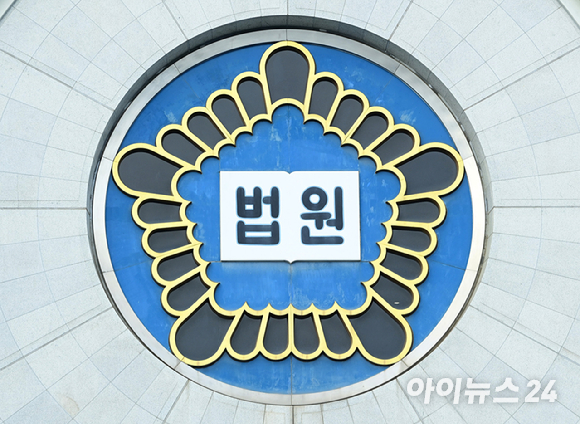 휴대폰 자신의 특정 신체부위를 촬영해 2차례에 걸쳐 사회관계망서비스(SNS)에 게시한 전직 교사가 1심에 이어 항소심에서도 징역형 집행유예를 받았다. 기사와 직접적인 관련이 없는 사진. [사진=픽사베이]