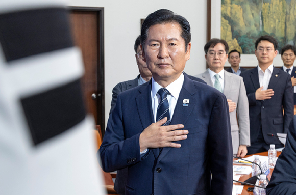 더불어민주당 정청래 대표가 22일 국회에서 민주당 한반도평화신전략위원회가 '이란전쟁, 북중정상회담 그리고 한반도'를 주제로 개최한 긴급 국제정세 토론회에 참석해 국기에 경례하고 있다. 2026.6.22 [사진=연합뉴스]