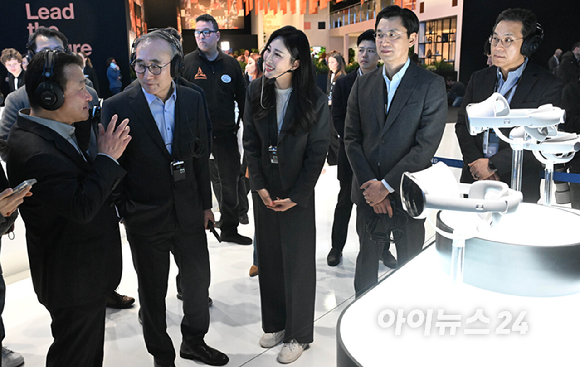 노태문 삼성전자 사장(왼쪽)과 김영섭 KT 대표가 3일(현지시간) 스페인 바르셀로나 피라 그란 비아 전시장에서 개막한 '모바일 월드 콩그레스(MWC) 2025' 삼성 부스에서 만나 인사를 나누고 있다. [사진=사진공동취재단]