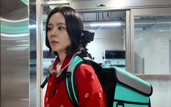 배우 한가인이 배달 아르바이트를 체험했다. [사진=유튜브 '자유부인 한가인' 캡처]