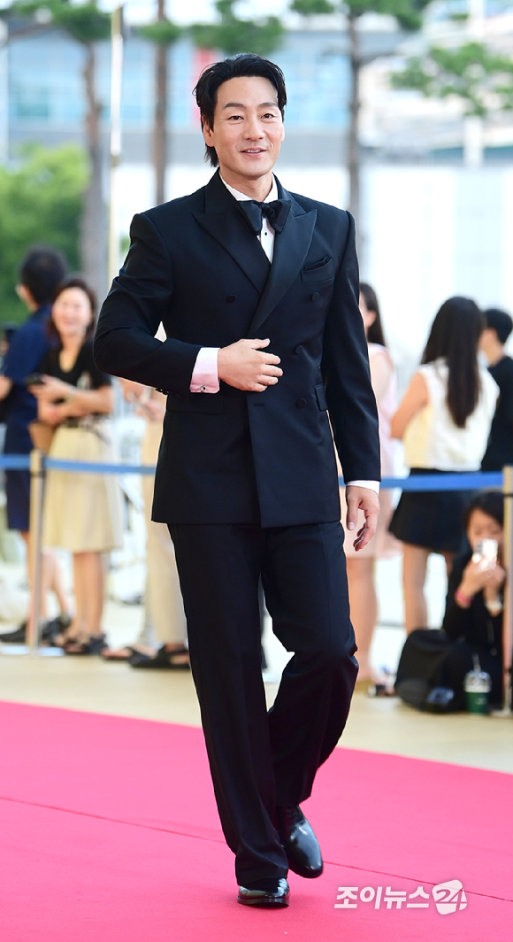 '허수아비' 배우 박해수가&nbsp;31일 오후&nbsp;인천시 영종구 운서동 파라다이스시티에서 열린&nbsp;제5회 청룡시리즈어워즈&nbsp;레드카펫 행사에 참석하고 있다. [사진=정소희 기자]