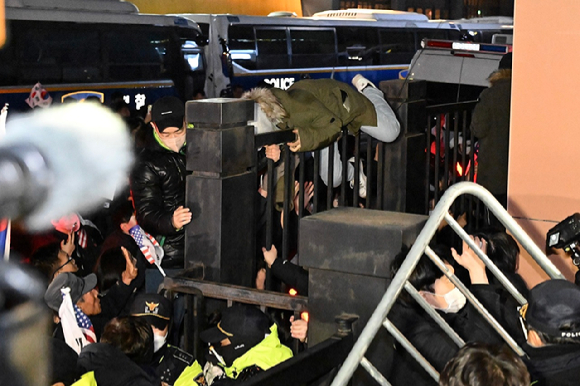 지난 18일 서울 마포구 서울서부지법에서 윤 대통령 지지자들이 법원 담장을 넘으려 시도하고 있다. 2025.1.19 [사진=연합뉴스]