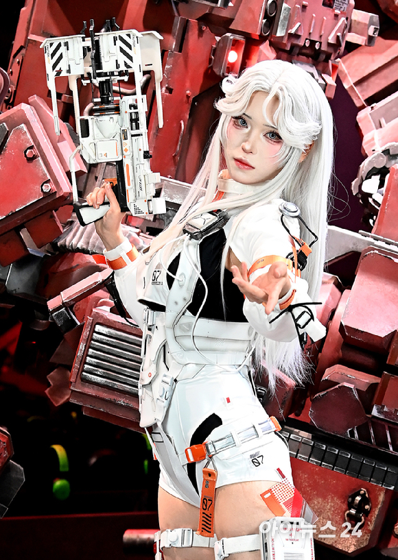 13일 부산 해운대구 벡스코에서 열린 국제게임전시회 '지스타 2025'에서 엔씨소프트 부스에서 모델들이 코스프레를 선보이고 있다. [사진=곽영래 기자]