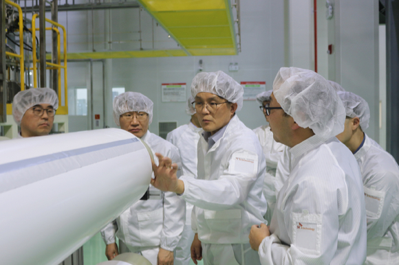 김철중 SKIET 사장(가운데)이 지난 14일 중국 창저우시에 위치한 중국 생산공장을 방문해 관계자들과 생산 시설을 둘러 보고 있다. [사진=SKIET]