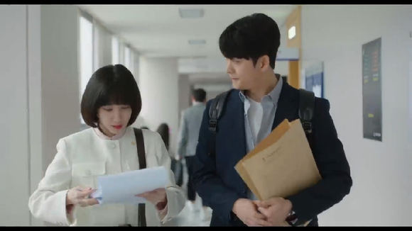 '이상한 변호사 우영우' 유인식 PD와 문지원 작가가 기자간담회에서 포즈를 취하고 있다. [사진=ENA]