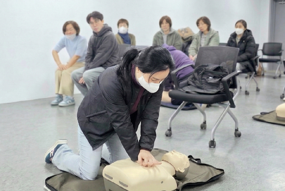 하나투어 해외 가이드&middot;인솔자 대상 심폐소생술(CPR) 교육에서 참여자가 실습을 하고 있다. [사진=하나투어]