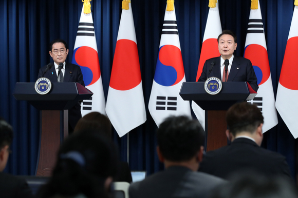 윤석열 대통령과 기시다 후미오 일본 총리가 7일 서울 용산 대통령실 청사에서 공동기자회견을 하고 있다.  [사진=뉴시스]