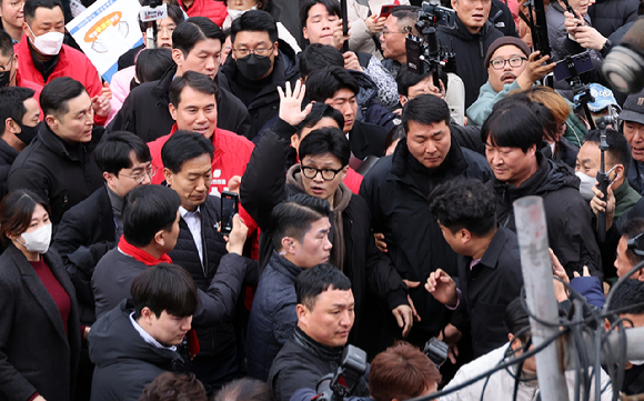 한동훈 국민의힘 비상대책위원장이 4일 오후 충남 천안중앙시장을 찾아 지지자에게 인사하고 있다. (공동취재) 2024.03.04. [사진=뉴시스]