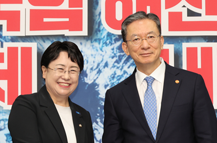 정성호 법무부 장관(오른쪽)이 지난 6일 서울 여의도 국회에서 조국혁신당을 예방해 김선민 대표 권한대행과 악수하고 있다. 2025.8.6 [사진=연합뉴스]