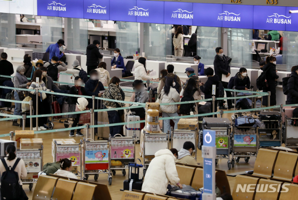 2022년 마지막날을 하루 앞둔 30일 인천국제공항 제2터미널 출국장이 해외 여행객 등으로 붐비고 있다. [사진=뉴시스]