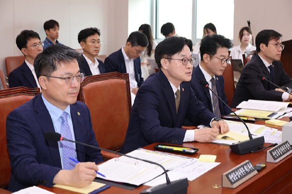 6일 서울 여의도 국회에서 열린 산업통상자원중소벤처기업위원회 전체회의에서 김정관 산업통상자원부 장관이 의원 질의에 답하고 있다. [사진=연합뉴스]