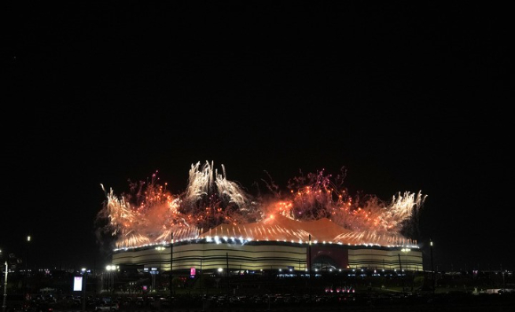 2022 카타르월드컵이 21일(한국시간) 막을 올렸다. 개막식 행사가 열린 카타르 알코르에 있는 알베이트 스타디움에서 축포가 터지고 있다. 카타르월드컵 개막전은 이날 같은 장소에서 개최국 카타르와 에콰도르의 A조 조별리그 첫 경기로 열린다. [사진=뉴시스]