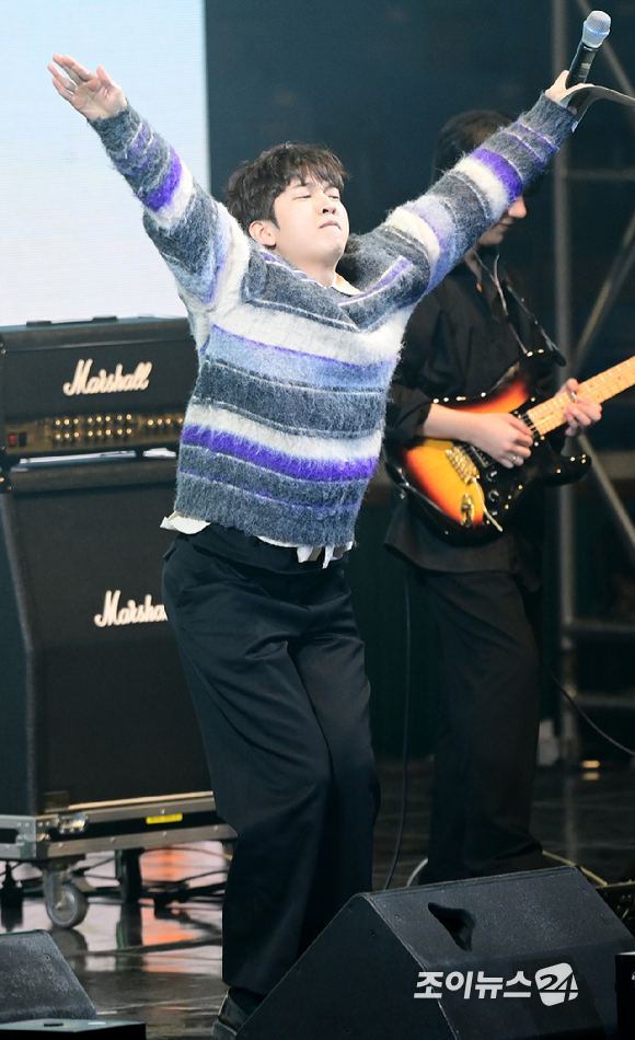 방송인 유재필이 21일 오후 서울 송파구 잠실학생체육관에서 열린 '2026 JOY콘서트 - 보이스 오브 스프링(Voice of spring)'에서 MC로 참석해 밴드 무대 준비 시간에 자신의 노래 '인싸되는 법'을 열창하며 관객들을 즐겁게 하고 있다. [사진=정소희 기자]