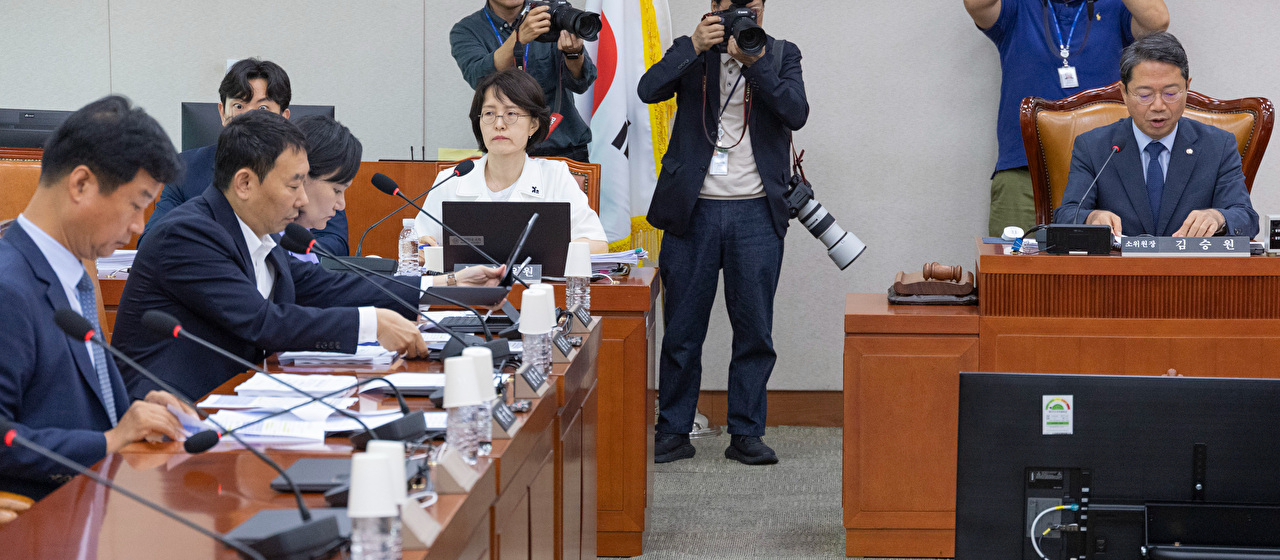 더불어민주당 형사소송법 개정 태스크포스 소속 김승원&middot;김한규&middot;박상혁&middot;이해식 의원이 9일 국회 의안과에 형사소송법 일부개정법률안을 제출하고 있다. 2026.7.9 [공동취재] [사진=연합뉴스]