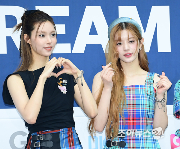 그룹 아일릿(ILLIT)이 22일 오후 서울 송파구 잠실실내체육관에서 열린 '2024 K-WORLD DREAM AWARDS(2024 케이 월드 드림 어워즈)' 블루 카펫에 참석하고 있다. [사진=정소희 기자]