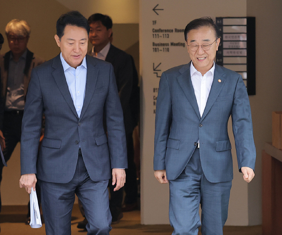 김윤덕 국토교통부 장관과 오세훈 서울시장이 지난 20일 서울 모처의 한 식당에서 용산공원을 활용한 주택 공급 등 서울 주택 문제 협의를 마친 뒤 자리를 떠나고 있다. [사진=연합뉴스]