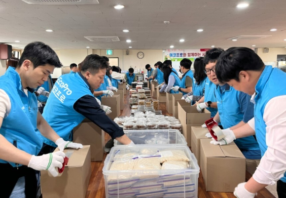 지난 4월 24일 에코프로 임직원들이 행복도시락 나눔 행사를 위해 도시락을 포장하고 있다.[사진=에코프로]