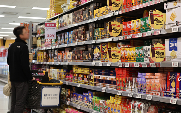 서울의 한 대형마트 과자 코너. [사진=연합뉴스]