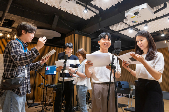 코웨이 임직원이 목소리 기부 동화낭독 봉사활동에 참여하고 있다. [사진=코웨이]