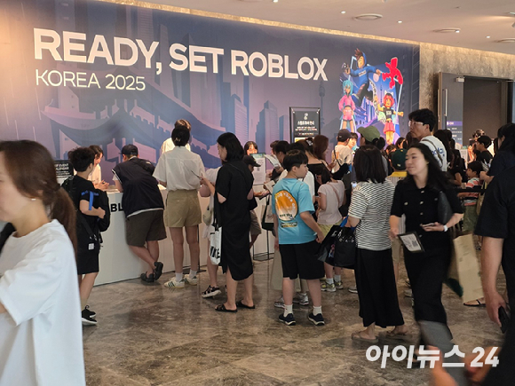 게임 플랫폼 '로블록스'가 1일부터 오는 17일까지 경기 판교 현대백화점에서 오프라인 행사 '레디, 셋, 로블록스' 행사를 개최한다. 사진은 지하 1층 게임 체험공간 내부. [사진=박정민 기자]
