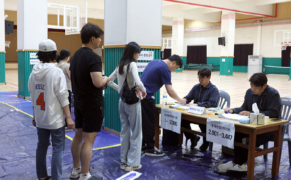 제21대 대통령 선거 본투표일인 3일 오후 울산 남구 월평초등학교 체육관에 설치된 신정4동 제2투표소에서 유권자들이 투표를 위해 본인확인을 하고 있다. [사진=연합뉴스]