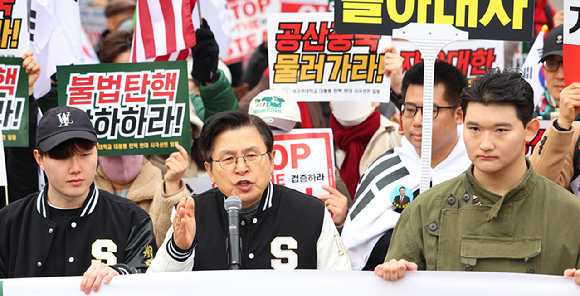 황교안 전 국무총리가 28일 서울 종로구 성균관대학교 앞에서 열린 윤석열 대통령 탄핵 반대 집회에 참가해 규탄 발언을 하고 있다. [사진=연합뉴스]