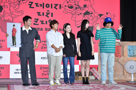 방송인 전현무, 전 골프선수 박세리, 첼로연주가 겸 지휘자 장한나, 배우 지예은, 이창수 PD가 10일 오전 서울 영등포구 여의도동 KBS별관에서 진행된 KBS 2TV 새 예능프로그램 '크레이지 리치 코리안' 제작발표회에 참석해 소감을 말하고 있다. [사진=문수지 기자]