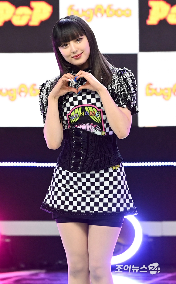 그룹 버가부(bugAboo) 유우나가 13일 오후 서울 마포구 상암동 SBS프리즘타워에서 진행된 두 번째 싱글 '팝(POP)' 발매 기념 쇼케이스에 참석해 포즈를 취하고 있다. [사진=정소희 기자]