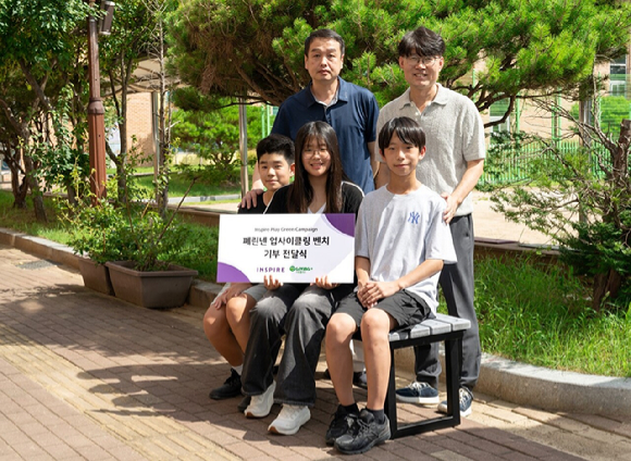 '인스파이어 폐린넨 업사이클링 친환경 벤치 기증식&rsquo;에 참석한 도담초등학교 학생 및 교직원들이 기념사진을 촬영하고 있다. [사진=인스파이어 엔터테인먼트 리조트]