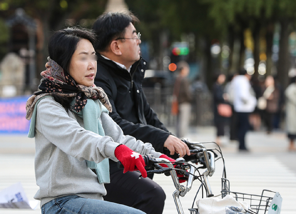 지난 11일 서울 종로구 세종대로에서 시민들이 출근길에 나서고 있다. [사진=뉴시스]