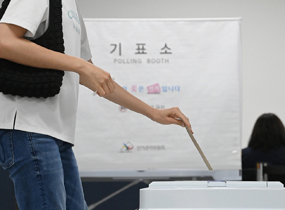 제9회 전국동시지방선거 사전투표 첫 날인 29일 오전 서울 중구 소공동행정복합청사에 마련된 사전투표소에서 권자들이 소중한 한 표를 행사하고 있다.사전투표는 29일~30일 이틀간 오전 6시부터 오후 6시까지 전국 3571개 사전투표소에서 일제히 실시된다. [사진=곽영래 기자]